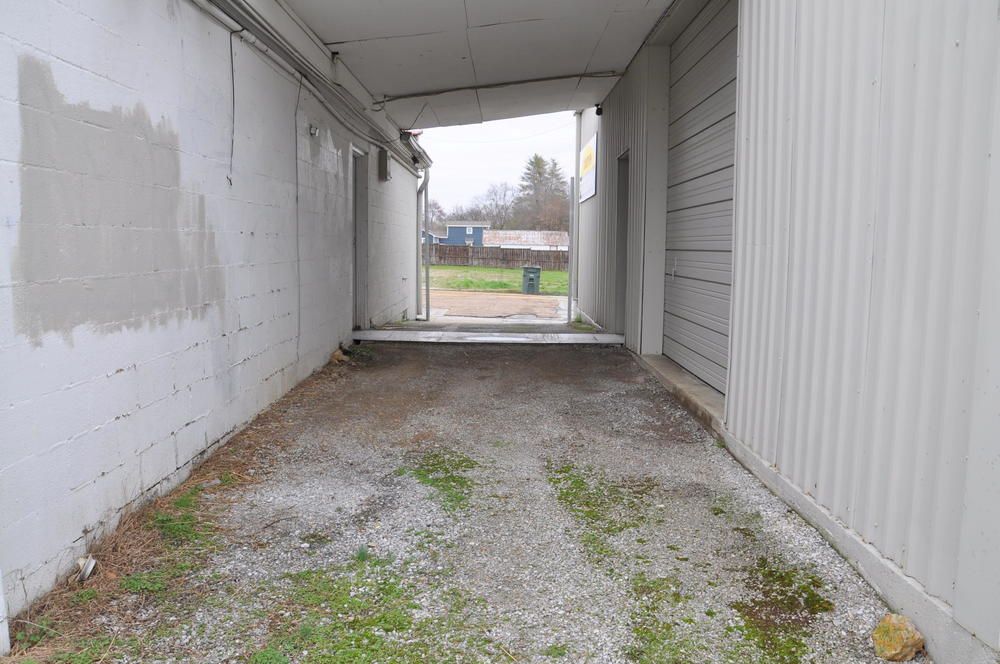 Office-Retail and Warehouse on Hixson PIke: 5424 Hixson Pike, Hixson, TN 37343